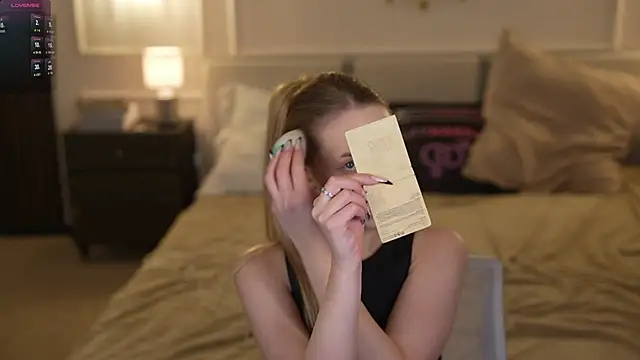 Snapshot of Linda054 chatting on November 2025 01:27:02 AM Linda054 online show from November 2025 01:27:02 AM