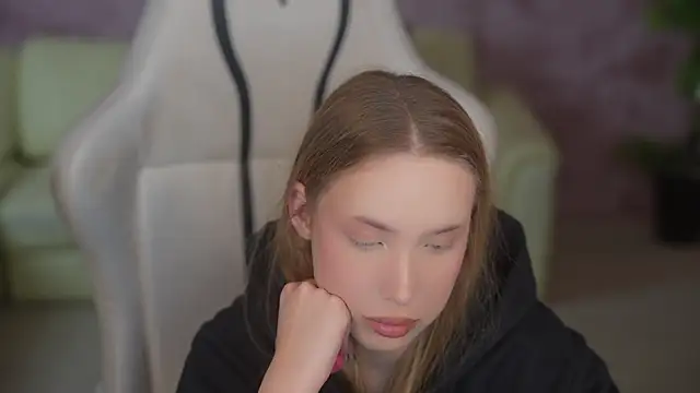 Snapshot of Linda054 chatting on December 2025 12:27:01 AM Linda054 online show from December 2025 12:27:01 AM