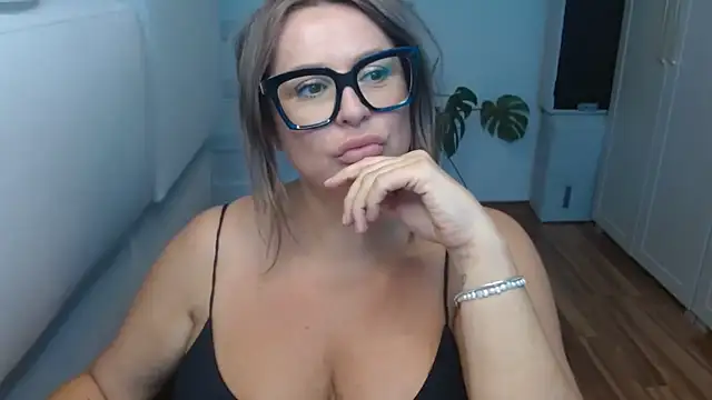 Snapshot of teaseDiana chatting on September 2025 01:37:02 PM teaseDiana online show from September 2025 01:37:02 PM