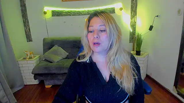 Snapshot of arisha_katy1 chatting on March 2025 01:37:02 AM arisha katy1 online show from March 2025 01:37:02 AM