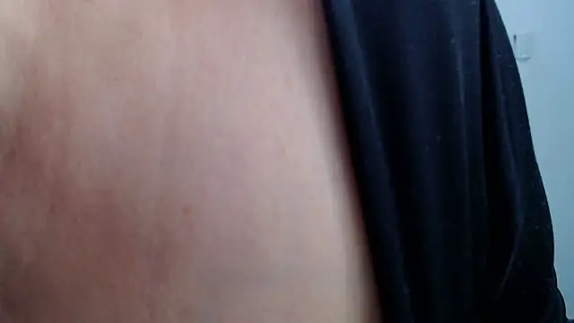 Snapshot of LiaDumond chatting on November 2025 02:32:01 AM LiaDumond online show from November 2025 02:32:01 AM