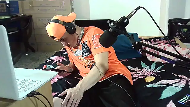 Snapshot of --D-a-D-D-y- chatting on March 2025 07:37:01 AM --D-a-D-D-y- online show from March 2025 07:37:01 AM