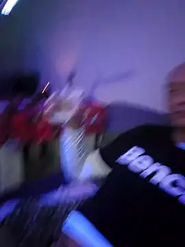 Snapshot of McdyllanXX chatting on December 2024 12:12:01 AM McdyllanXX online show from December 2024 12:12:01 AM