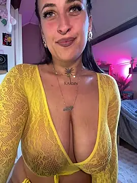 Snapshot of CarolaDrago chatting on April 2026 07:19:01 AM CarolaDrago online show from April 2026 07:19:01 AM