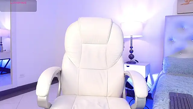 Snapshot of celine_golden1 chatting on January 2025 06:17:01 AM celine golden1 online show from January 2025 06:17:01 AM