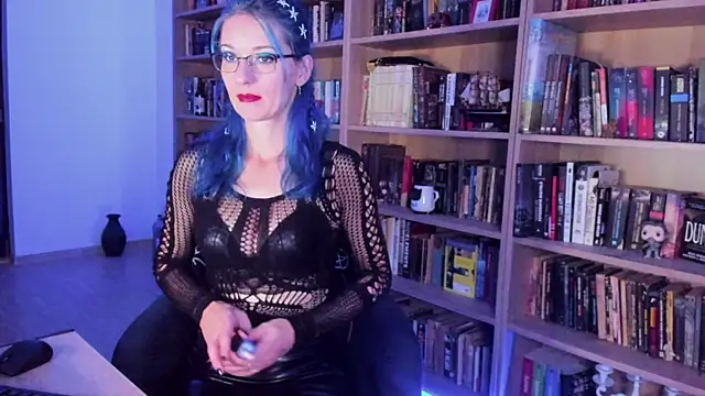 Queen of Hearts1 online show from October 2025 07:45:01 PM