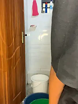 Oliviia  online show from November 2025 10:27:01 AM