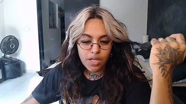 Snapshot of lolafairytail chatting on November 2025 05:22:01 PM lolafairytail online show from November 2025 05:22:01 PM