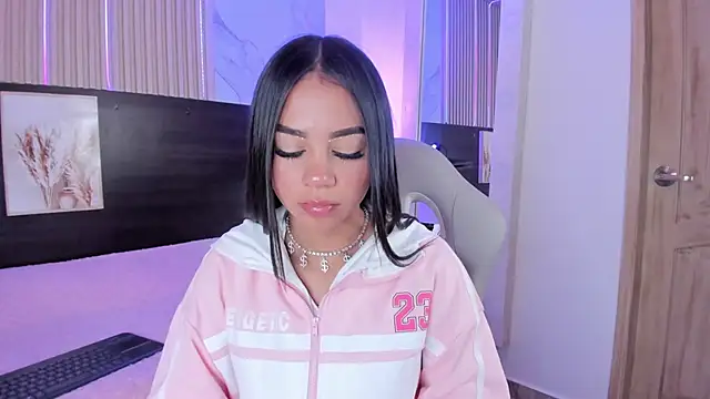 Snapshot of Violet_spencer chatting on January 2025 06:10:01 PM Violet spencer online show from January 2025 06:10:01 PM