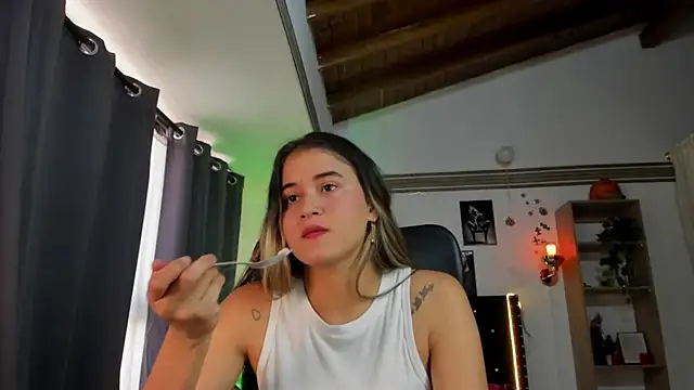 taniasweetxx online show from December 2024 07:45:02 PM