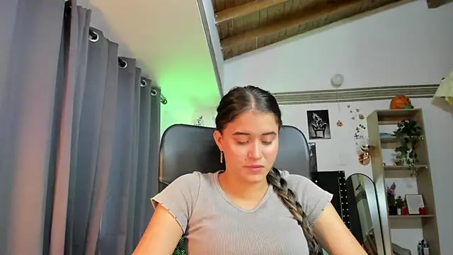 taniasweetxx online show from December 2024 10:42:02 PM