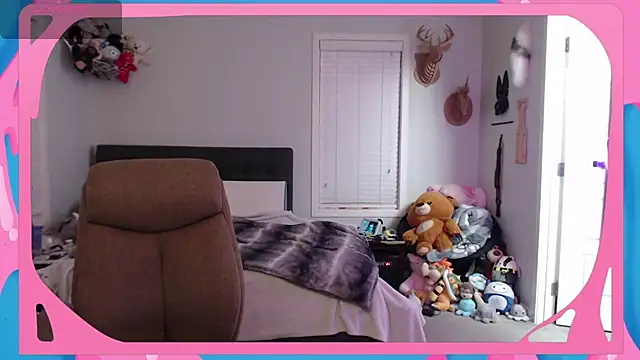 Snapshot of CirqueNoirBlu chatting on October 2025 03:50:02 AM CirqueNoirBlu online show from October 2025 03:50:02 AM