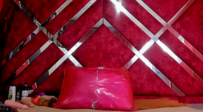 Snapshot of Scarlett_Hot5 chatting on March 2025 05:06:02 PM Scarlett Hot5 online show from March 2025 05:06:02 PM