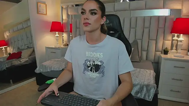 Snapshot of mariiahneedles chatting on December 2024 11:13:02 PM mariiahneedles online show from December 2024 11:13:02 PM