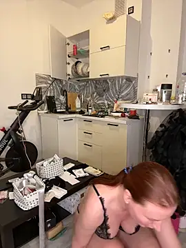 Snapshot of EmmaWarren chatting on October 2025 04:08:01 PM EmmaWarren online show from October 2025 04:08:01 PM