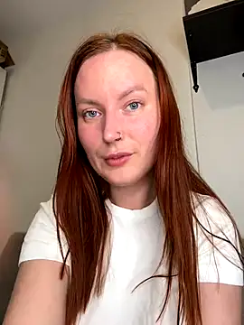 Snapshot of EmmaWarren chatting on October 2025 05:42:01 PM EmmaWarren online show from October 2025 05:42:01 PM