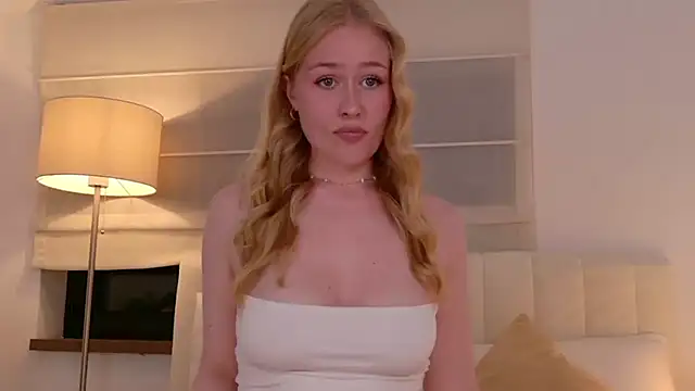 JuliaJaee online show from April 2026 06:01:02 PM