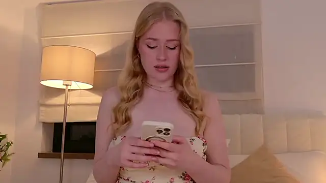 JuliaJaee online show from April 2026 05:04:02 PM