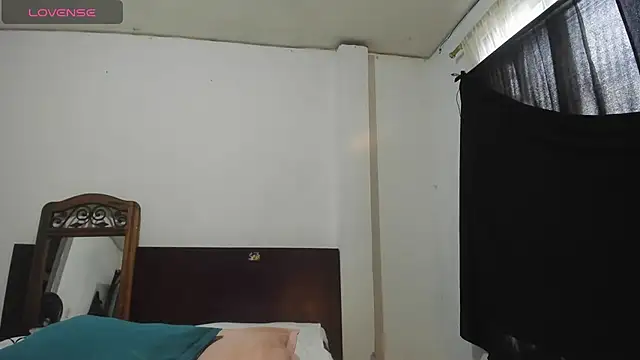 latinaStepmom online show from May 2026 10:27:01 PM