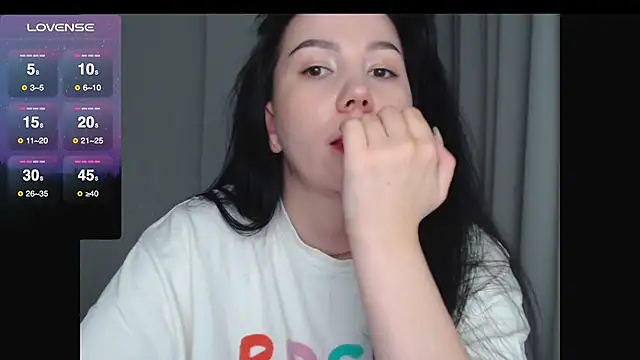 Snapshot of AlexaCruze chatting on October 2025 07:45:01 PM AlexaCruze online show from October 2025 07:45:01 PM