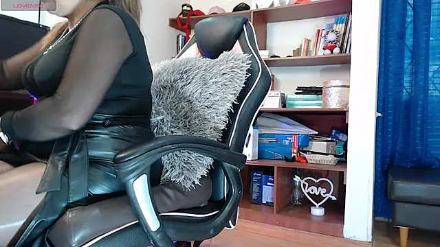 LiaTaylorr online show from October 2025 12:15:01 PM