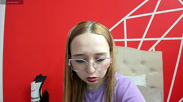 Liaroberts1 online show from December 2024 12:12:02 PM