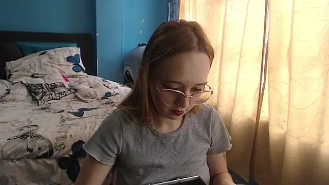 Liaroberts1 online show from February 2025 05:53:01 PM