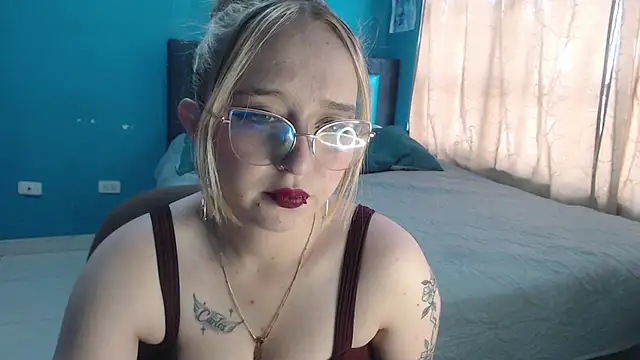 Liaroberts1 online show from September 2025 12:05:01 PM