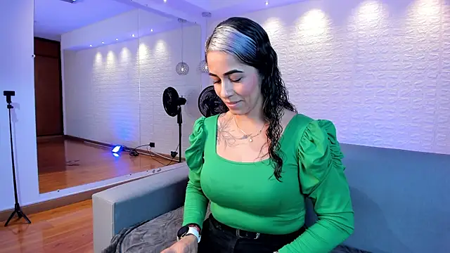 Snapshot of violet_scott chatting on January 2025 11:01:01 AM violet scott online show from January 2025 11:01:01 AM