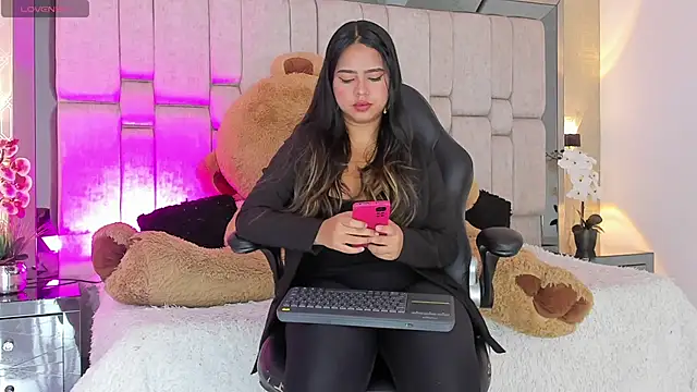 Snapshot of Marilyn-Cooper chatting on February 2025 03:50:02 AM Marilyn-Cooper online show from February 2025 03:50:02 AM