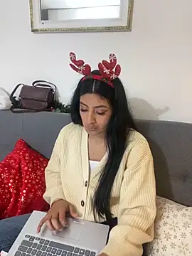 cloe small online show from December 2024 05:50:02 AM