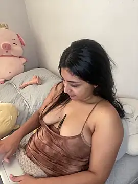 cloe small online show from February 2025 08:44:02 PM