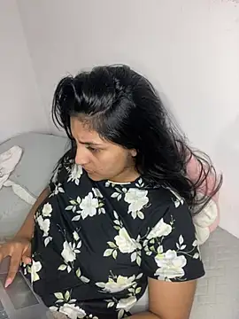 cloe small online show from February 2025 06:37:01 AM