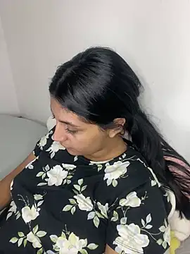 cloe small online show from February 2025 09:42:02 AM