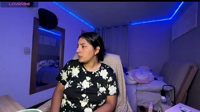 cloe small online show from October 2025 03:48:02 AM