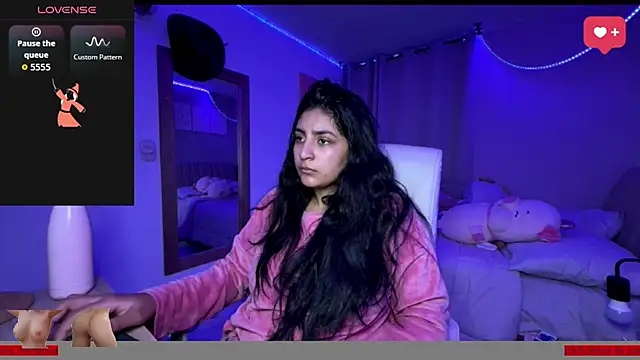 cloe small online show from October 2025 07:29:01 AM