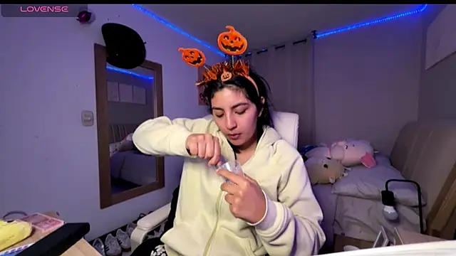 cloe small online show from October 2025 12:55:01 AM