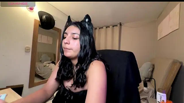 cloe small online show from October 2025 01:18:01 AM