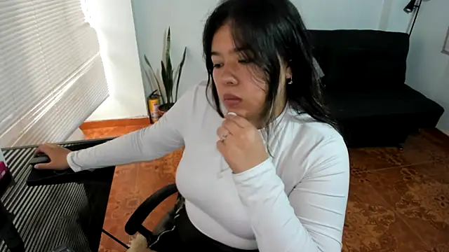LinaBrowm online show from May 2026 01:42:02 PM