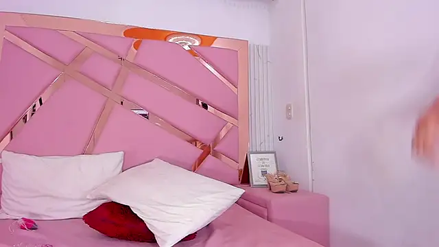 Snapshot of EmmyCruzZ chatting on December 2024 04:01:02 AM EmmyCruzZ online show from December 2024 04:01:02 AM