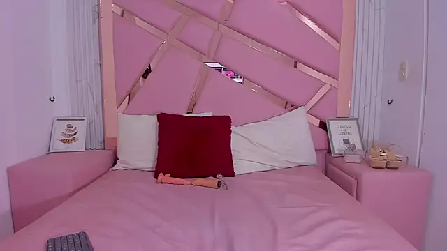 Snapshot of EmmyCruzZ chatting on December 2024 04:33:02 AM EmmyCruzZ online show from December 2024 04:33:02 AM