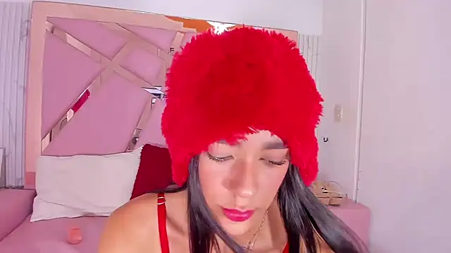 Snapshot of EmmyCruzZ chatting on December 2024 07:39:01 AM EmmyCruzZ online show from December 2024 07:39:01 AM