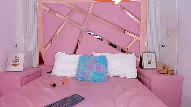 Snapshot of EmmyCruzZ chatting on January 2025 04:25:02 AM EmmyCruzZ online show from January 2025 04:25:02 AM