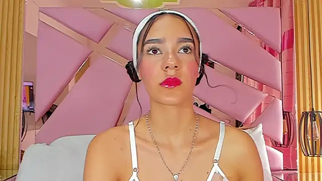 Snapshot of EmmyCruzZ chatting on March 2025 07:59:02 PM EmmyCruzZ online show from March 2025 07:59:02 PM