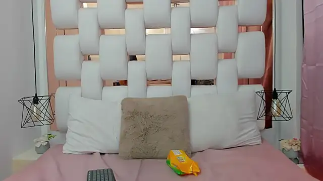 Snapshot of EmmyCruzZ chatting on September 2025 07:04:01 PM EmmyCruzZ online show from September 2025 07:04:01 PM