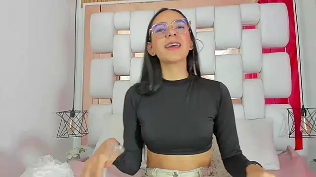 Snapshot of EmmyCruzZ chatting on September 2025 07:03:02 PM EmmyCruzZ online show from September 2025 07:03:02 PM