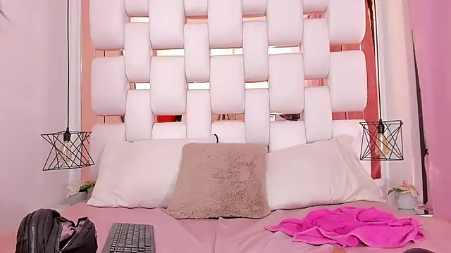 Snapshot of EmmyCruzZ chatting on October 2025 07:23:02 PM EmmyCruzZ online show from October 2025 07:23:02 PM