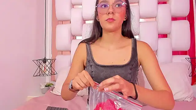 EmmyCruzZ online show from November 2025 07:13:01 PM