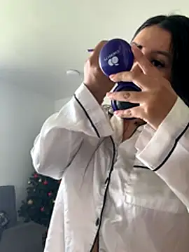 Pretty Isadora online show from December 2025 04:33:01 PM