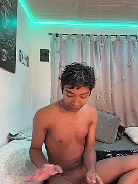 Snapshot of alejo_cute chatting on May 2026 01:18:02 PM alejo cute online show from May 2026 01:18:02 PM